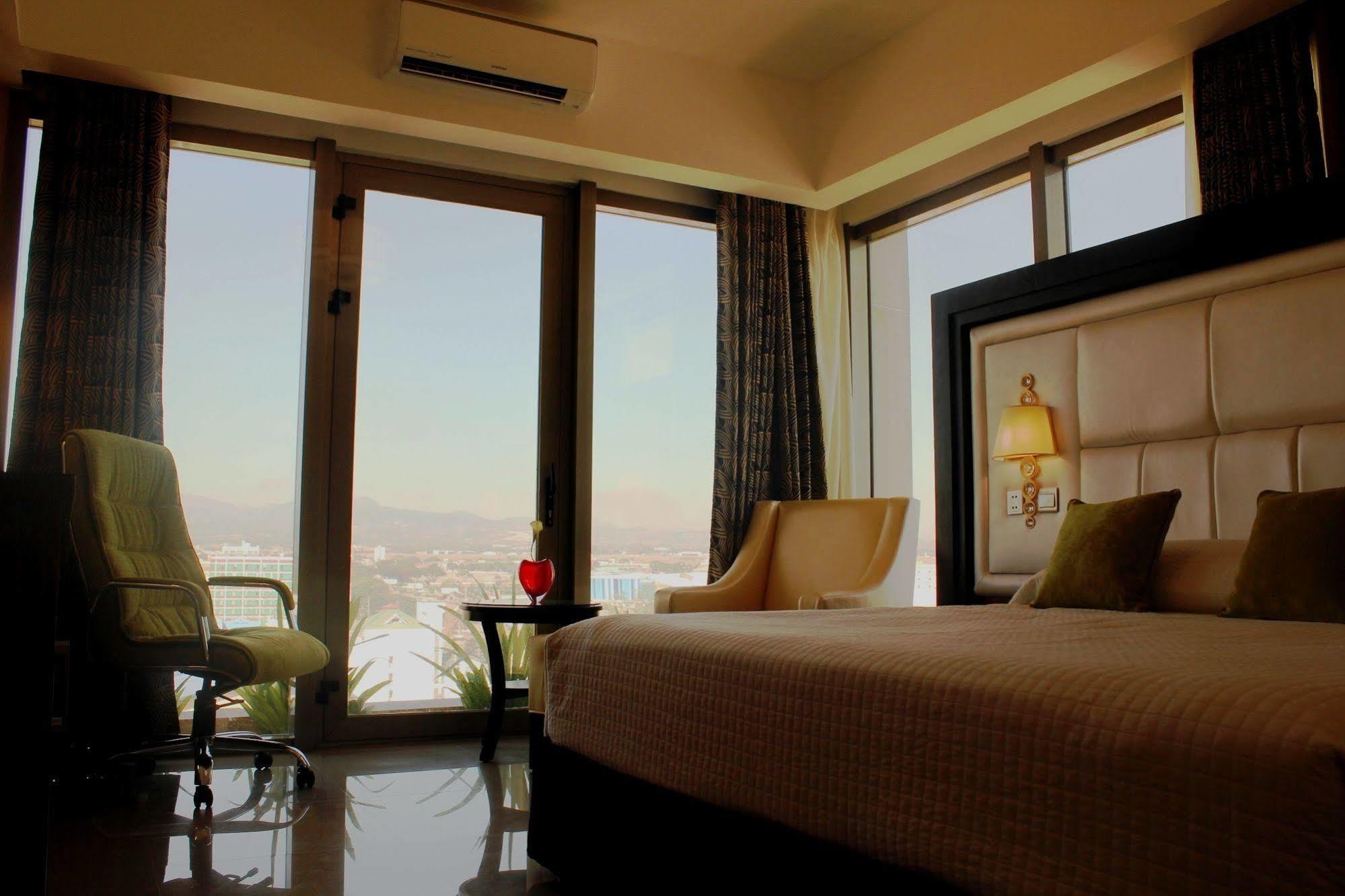 Central Park Tower Resort Angeles Exterior foto